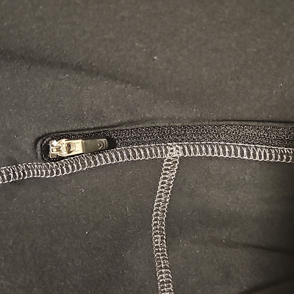 💖 $5 add to bundle Front zip black hoodie w/ front zip pockets💖 - Picture 3 of 5